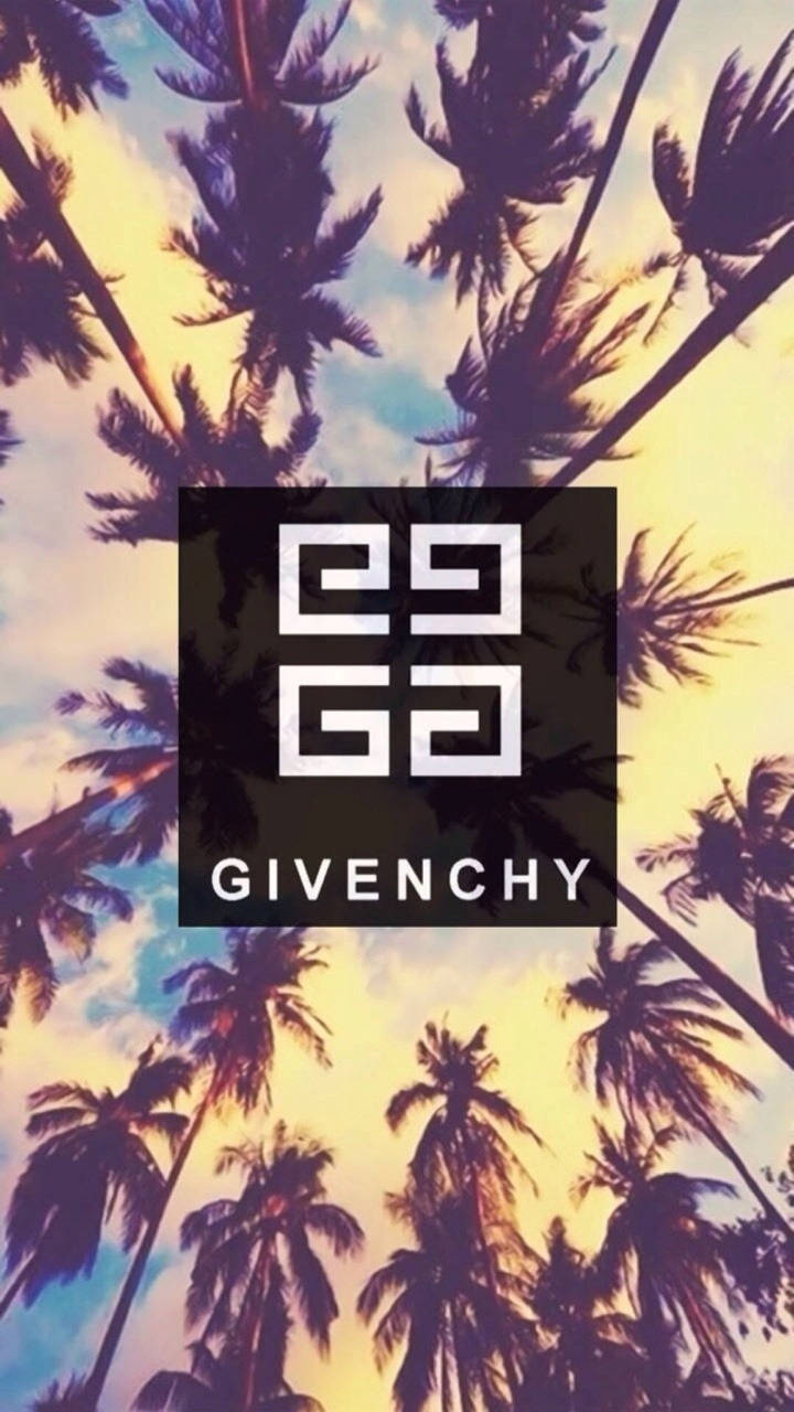 棕櫚樹剪影映襯金色天空，帶有 Givenchy 標誌。