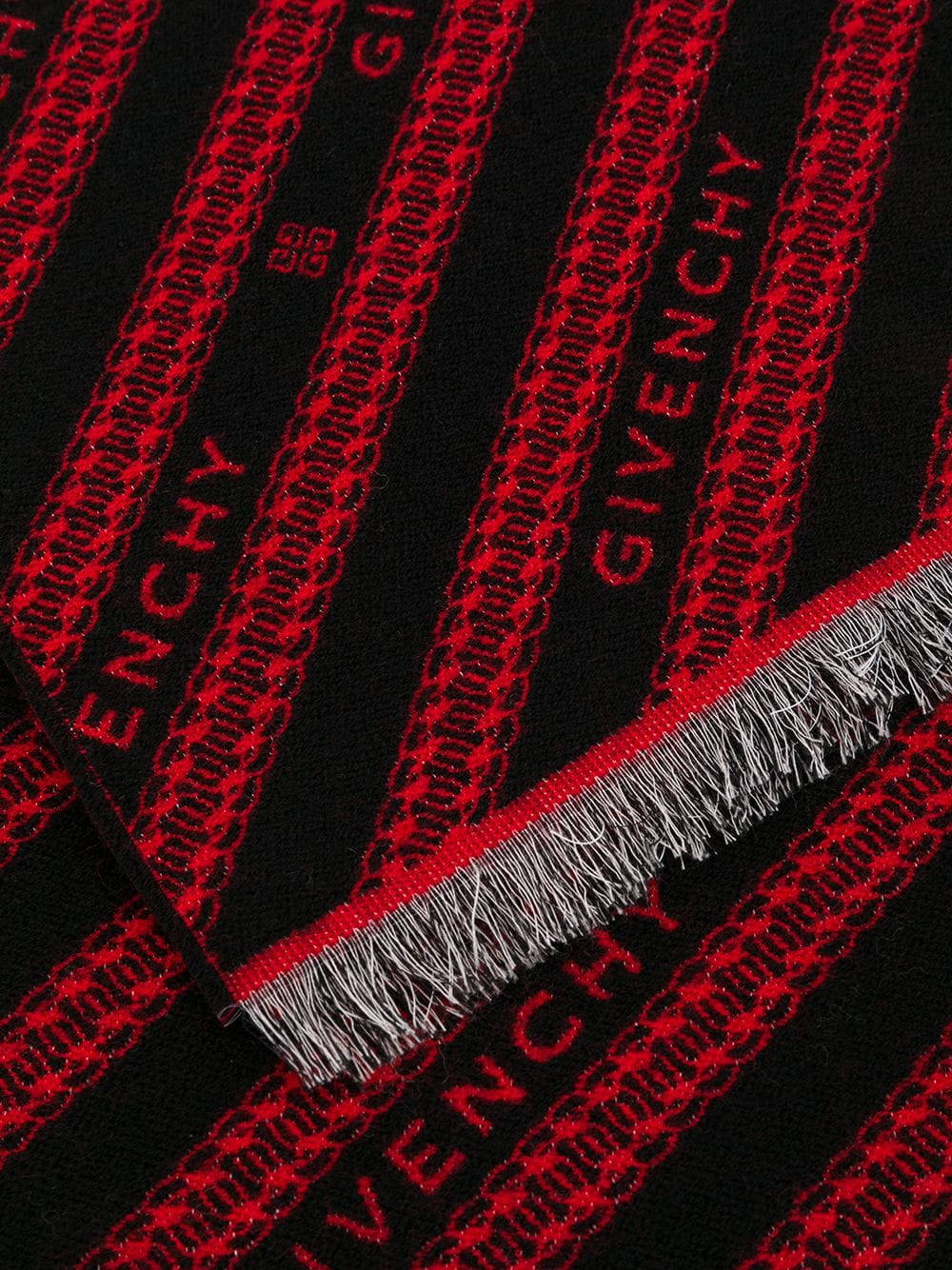 黑色圍巾，帶有紅色斜條紋和白色流蘇，飾有 Givenchy 標誌。