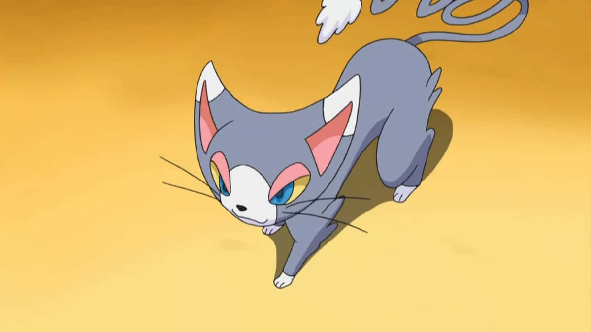 Glameow 動畫行走 壁紙 — 一隻灰色動漫貓，有粉紅色內耳和異色瞳，低伏在溫暖的黃色背景上。