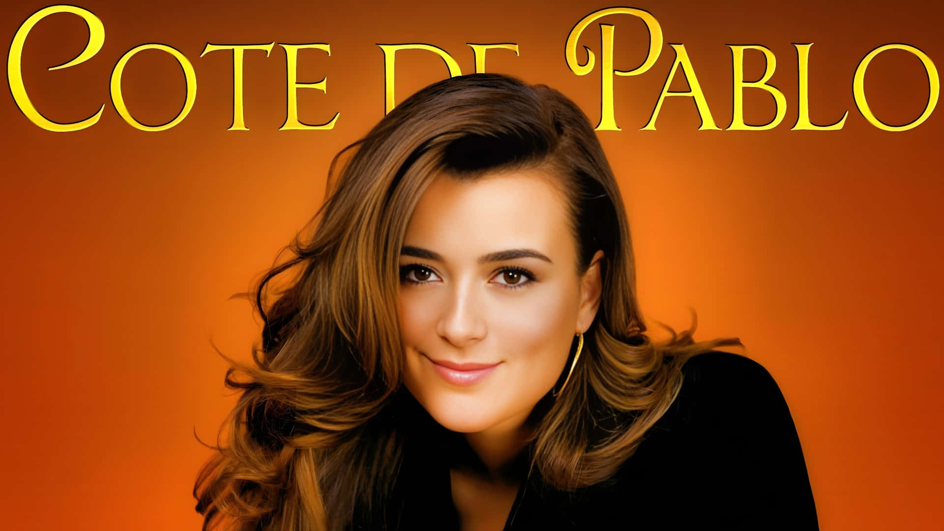  壁紙 — Cote de Pablo 的迷人肖像，在豐富的橙色漸變背景前溫暖微笑，她的名字以金色字體呈現。