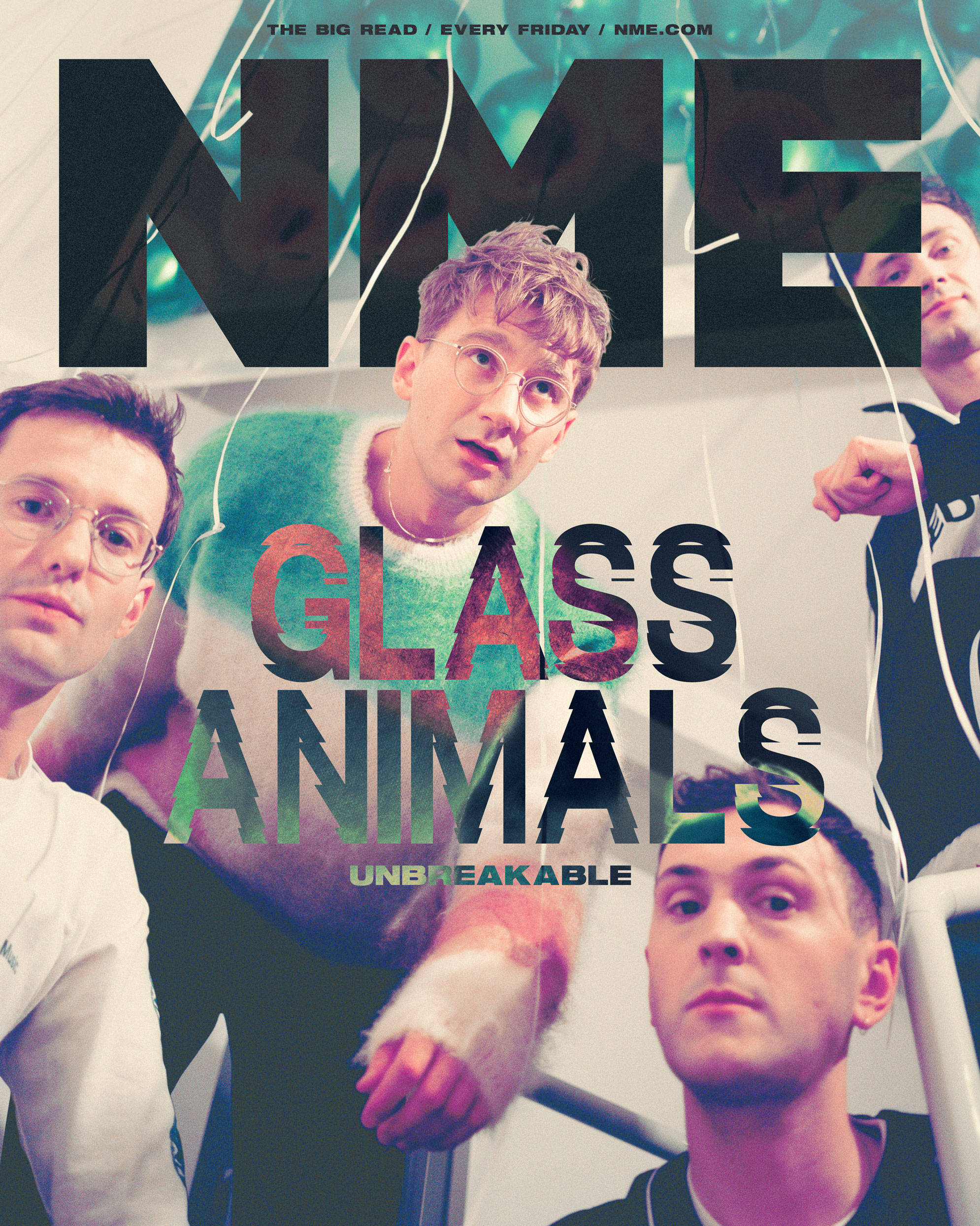 Glass Animals 出現在 NME 雜誌封面 壁紙 — Glass Animals 的四位樂隊成員透過破碎的玻璃面板凝視，圖片上覆蓋著粗體字體。