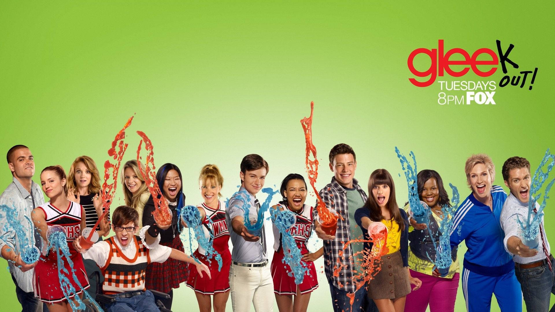 Glee 演員喺綠色背景上，帶住開心表情濺起彩色液體。