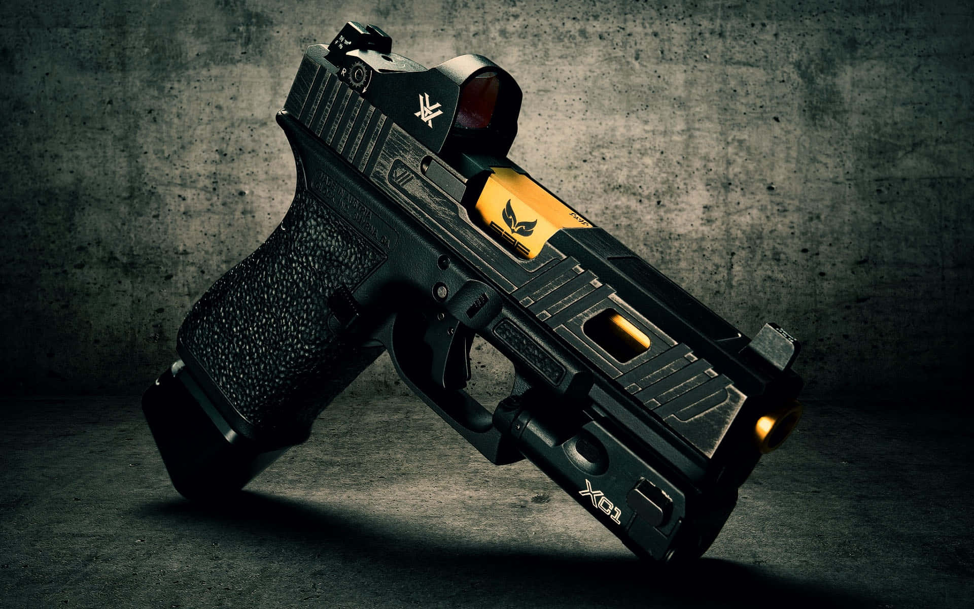 高解析度 Glock 19 手槍特寫 壁紙 — 一把黑色戰術手槍帶有發光的橙色點綴，靠在紋理混凝土牆上，在戲劇性的燈光下。