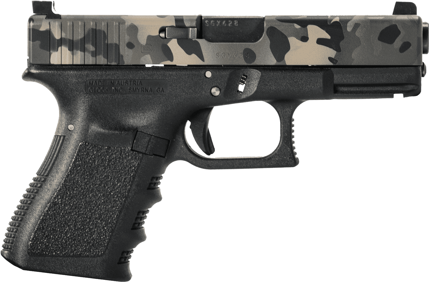 迷彩圖案 Glock 手槍 壁紙 — 格洛克手槍特寫，配備灰色和黑色迷彩滑套，背景為純黑色。
