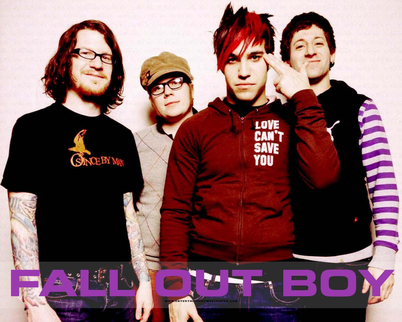 Fall Out Boy 樂隊成員帶着紋身和眼鏡在白色背景前擺姿勢。