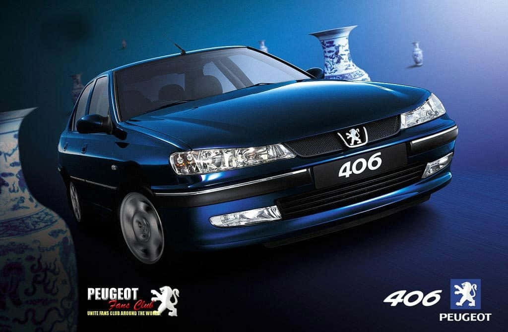 Peugeot 406 桌布 壁紙 — 一輛光澤藍色標緻406轎車在工作室中展示，配有華麗的藍白花瓶，背景為深藍色漸變。