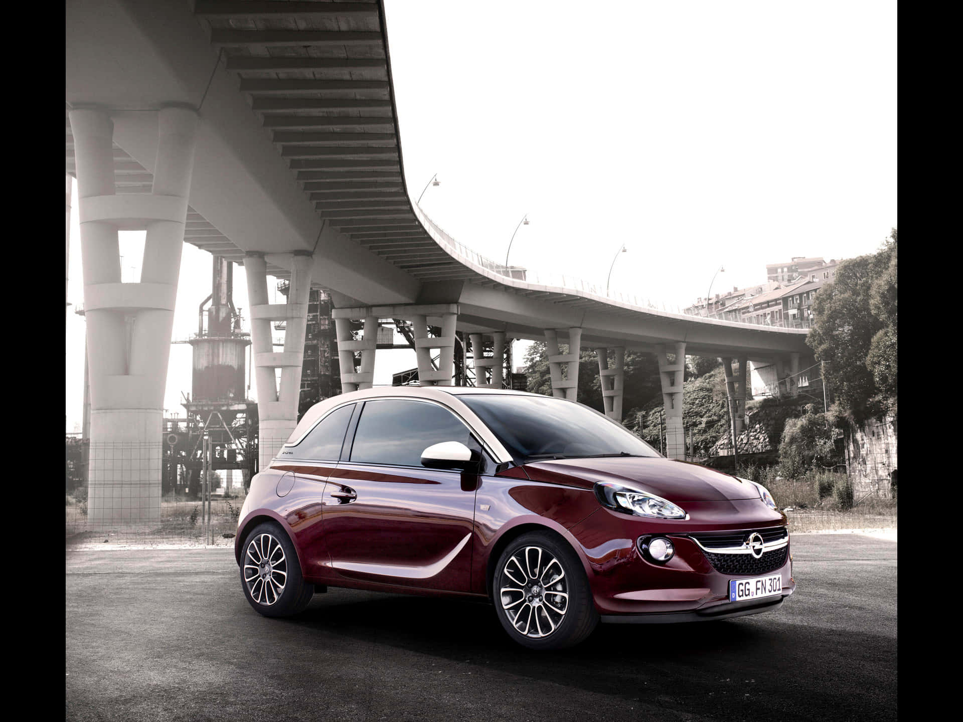 Opel Adam 桌布 壁紙 — 一輛光澤的栗色Opel Adam停放在現代混凝土天橋下，背景為單色。