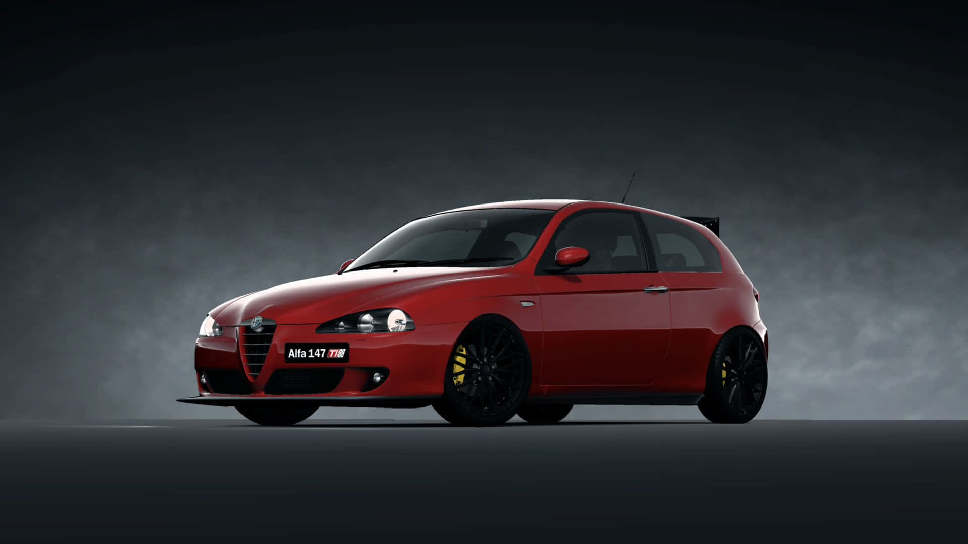 Alfa Romeo 147 桌布 壁紙 — 一輛光澤的紅色Alfa 147 TiM跑車，配備黑色輪圈和黃色制動卡鉗，在煙霧瀰漫的黑暗工作室背景中蓄勢待發。