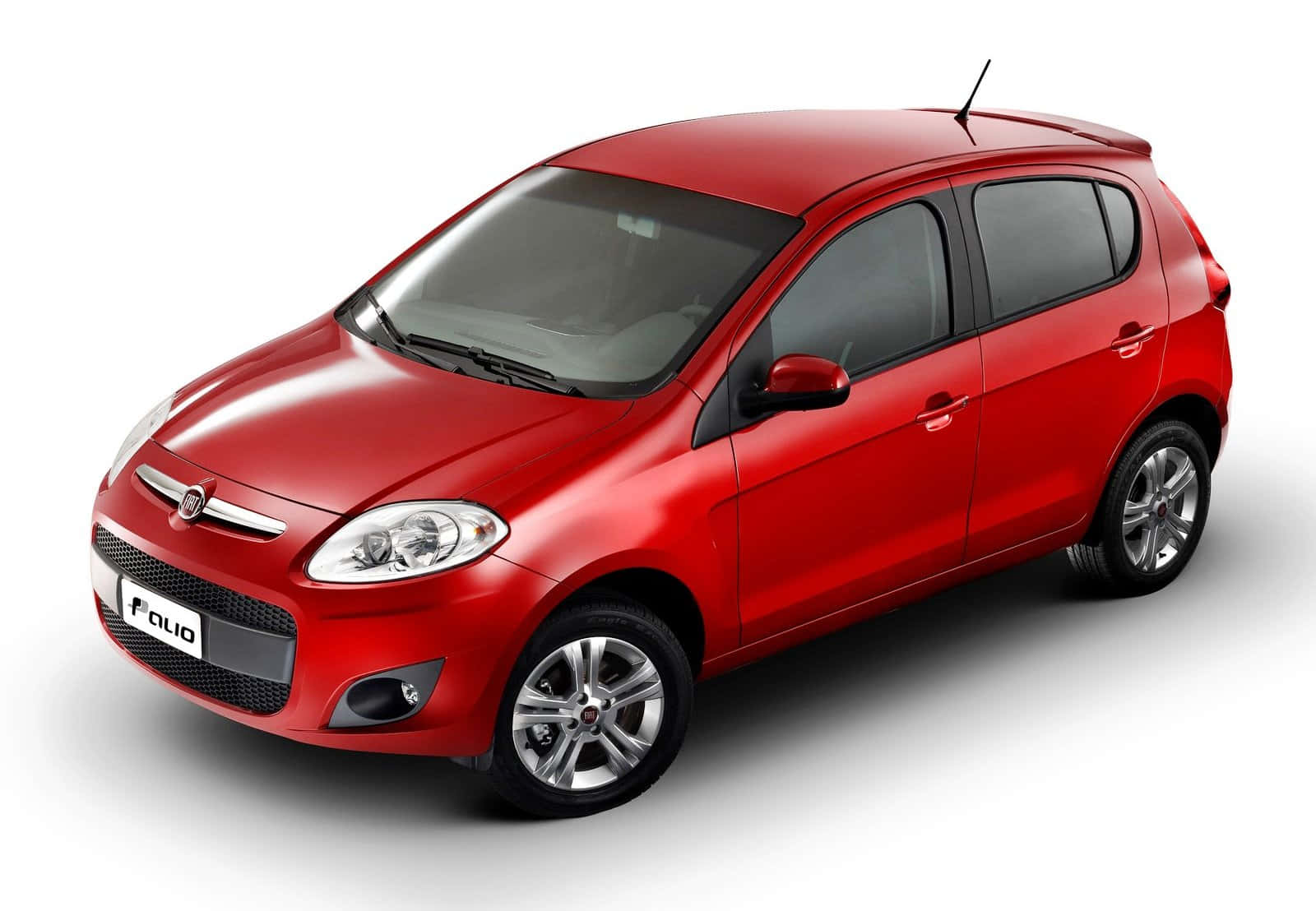 Fiat Palio 桌布 壁紙 — 一輛光澤的紅色菲亞特派力奧掀背車在工作室燈光下展示在純白色背景上。