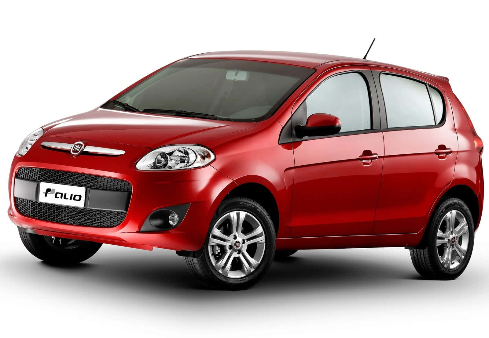 Fiat Palio 桌布 壁紙 — 一輛亮紅色Fiat Palio掀背車在白色背景的影樓燈光下展示。