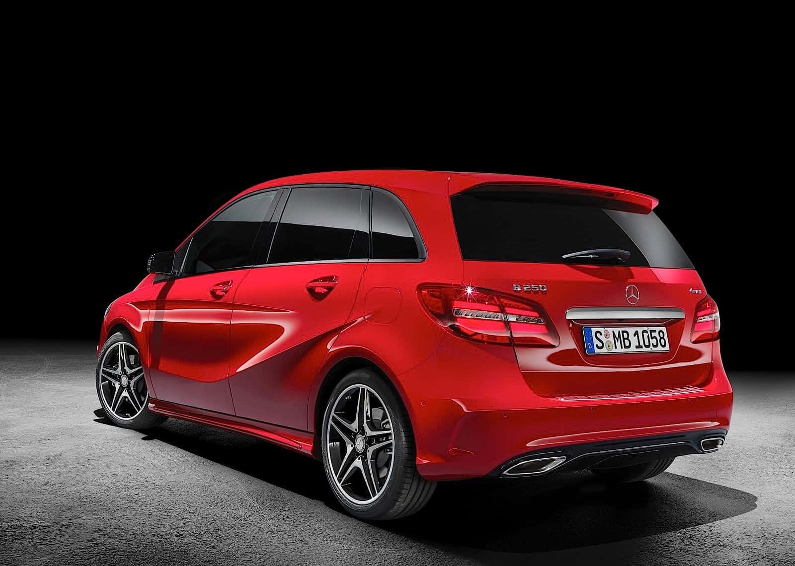 Mercedes Benz B-class 桌布 壁紙 — 一輛亮紅色平治B250旅行車，從後方四分之三角度拍攝，背景為黑色攝影棚。