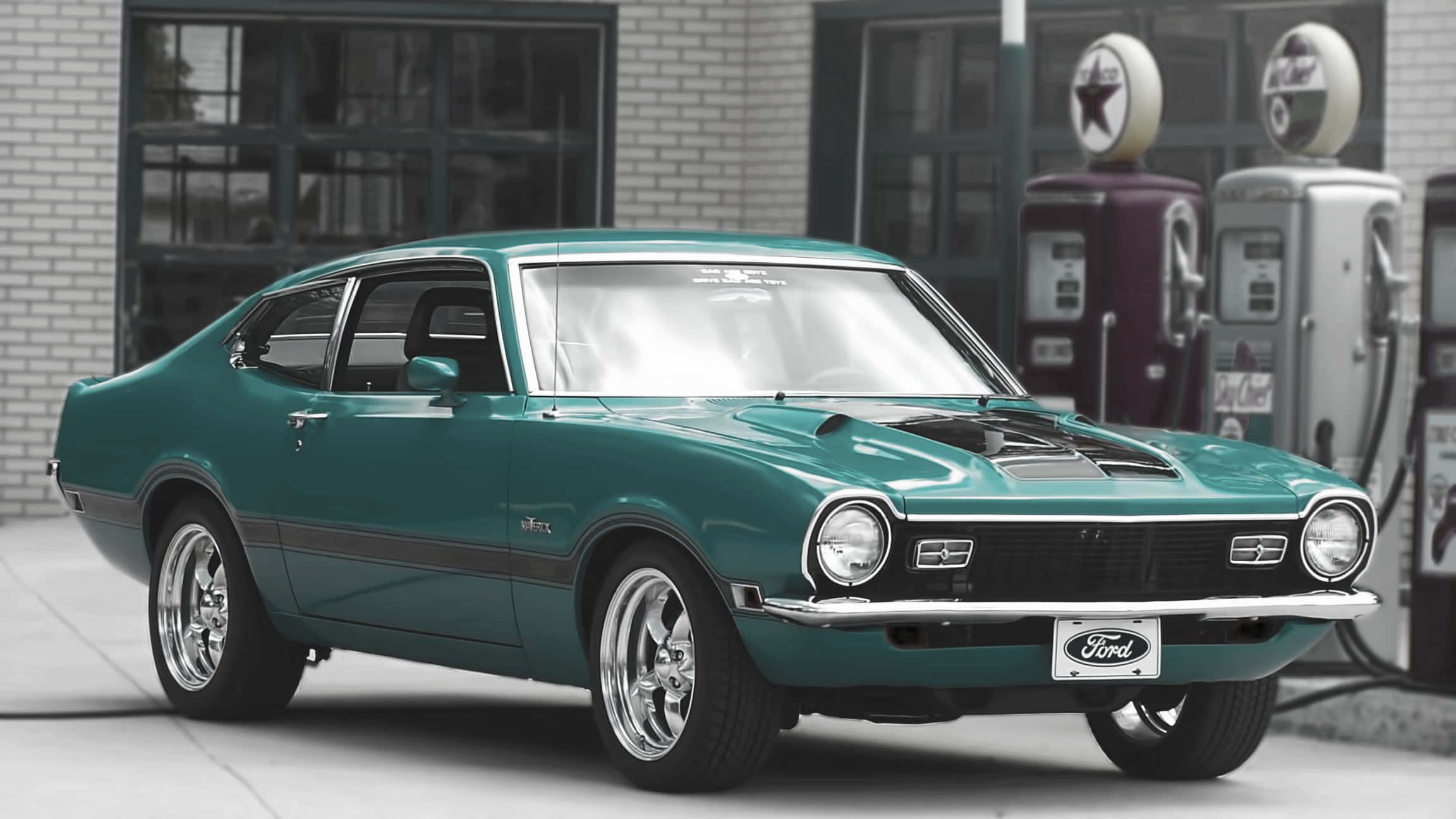 Ford Maverick 桌布 壁紙 — 一架閃亮青綠色經典福特野馬快背車停泊在復古加油站，配有復古油泵。