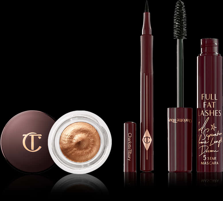 高級彩妝系列「Glow」 壁紙 — 深酒紅色和金色的優雅Charlotte Tilbury化妝品展示在反光的黑色表面上。