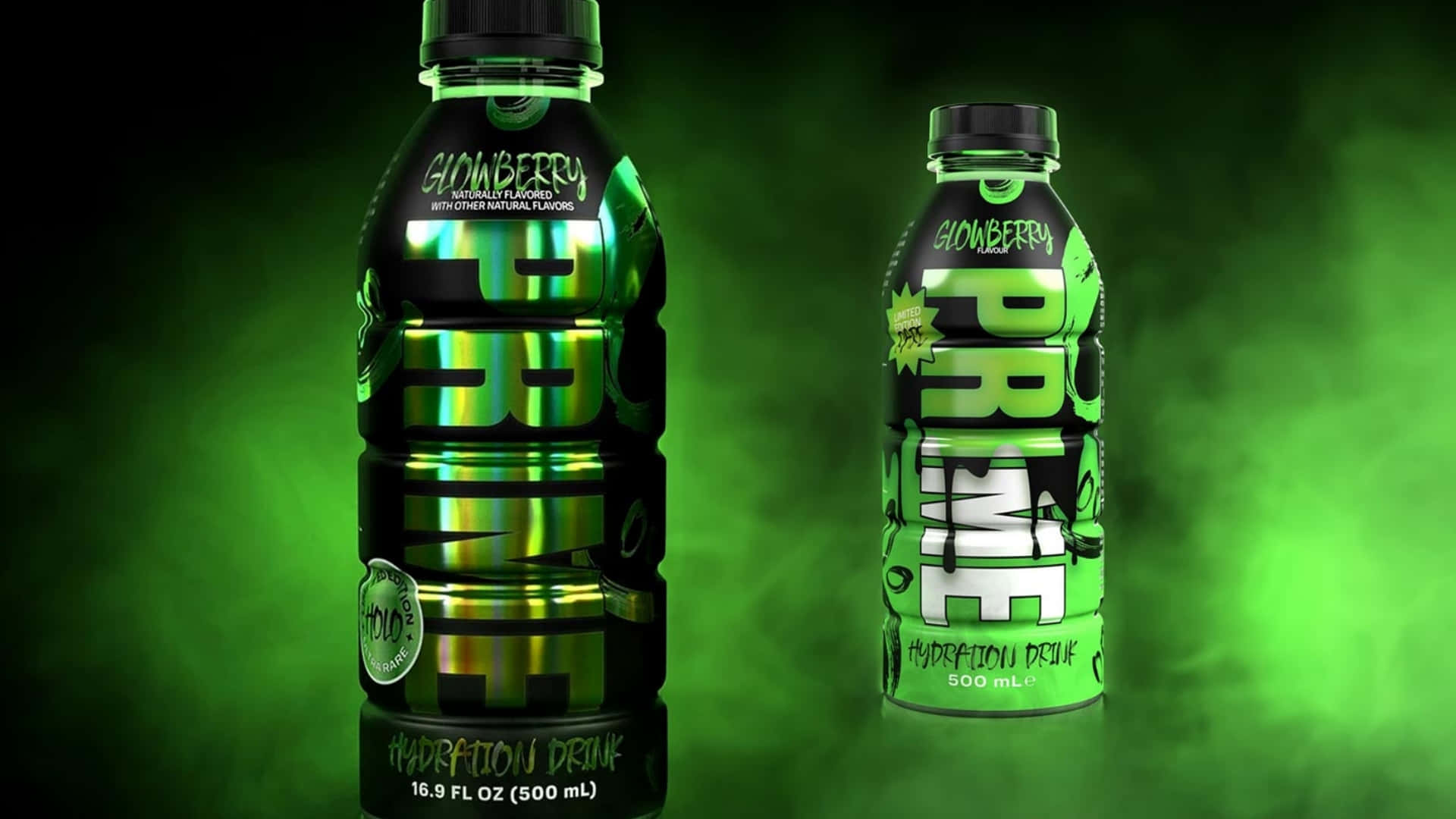 Glowberry Prime 能量飲料 壁紙 — 兩支帶有光澤的綠色運動飲料瓶，標有「GLOWBERRY」和「PRIME」，立在煙霧彌漫的霓虹綠色背景前。