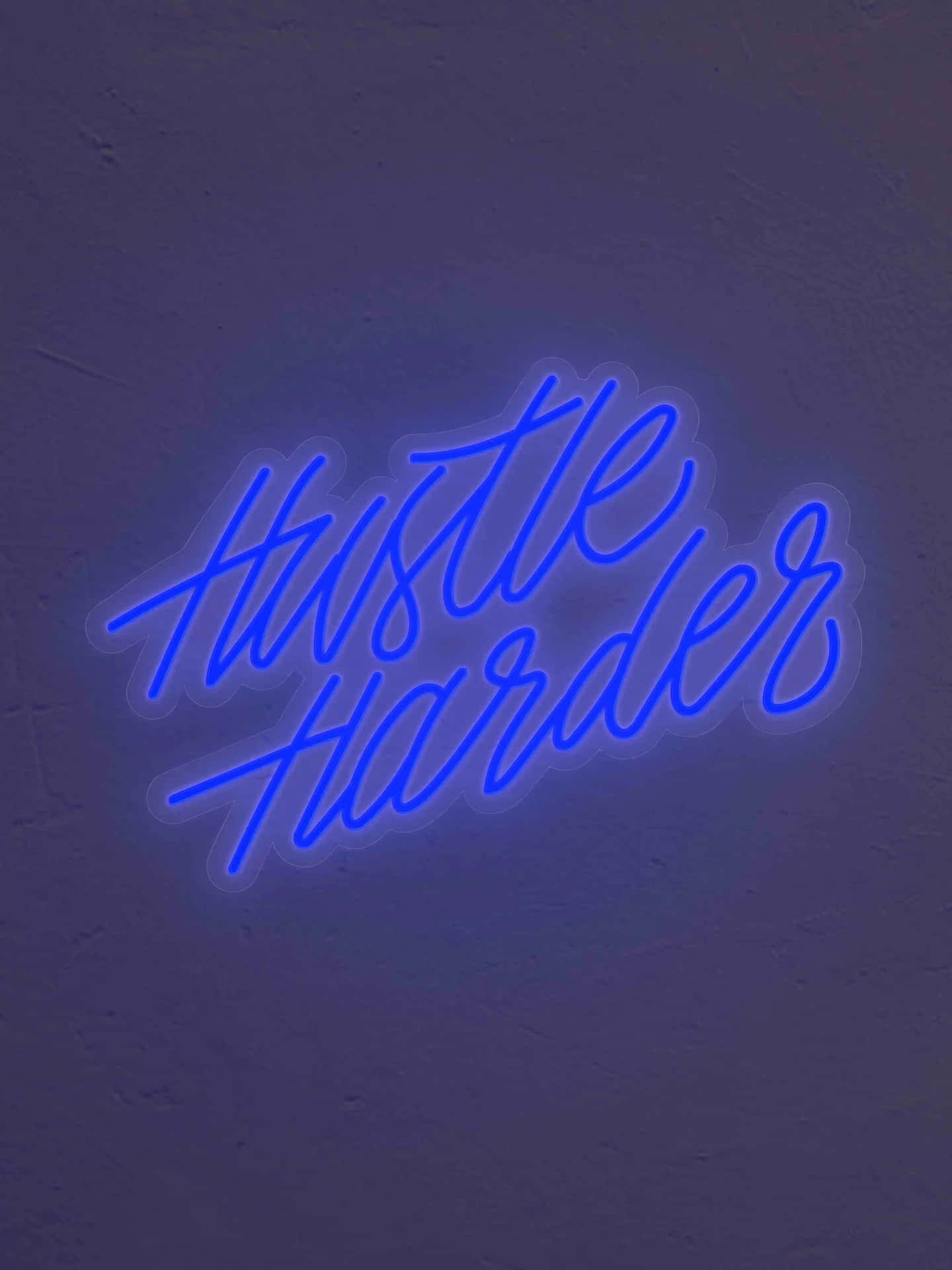  壁紙 — 一個發光的藍色霓虹燈牌，以草書寫著「Hustle Harder」，背景是帶紋理的深紫色牆壁。