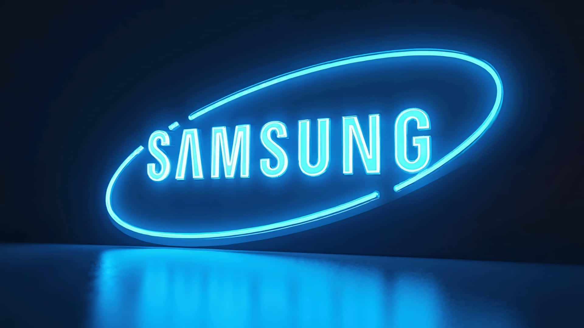  壁紙 — 發光的藍色Samsung標誌霓虹燈牌在極簡工作室環境中，於暗色光滑表面投射出鮮豔倒影。