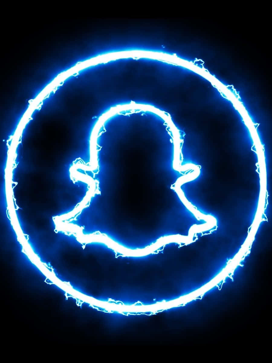 Neon Nature 桌布 壁紙 — 一個發光的藍色Snapchat鬼魂標誌，以電弧勾勒在深色背景上。
