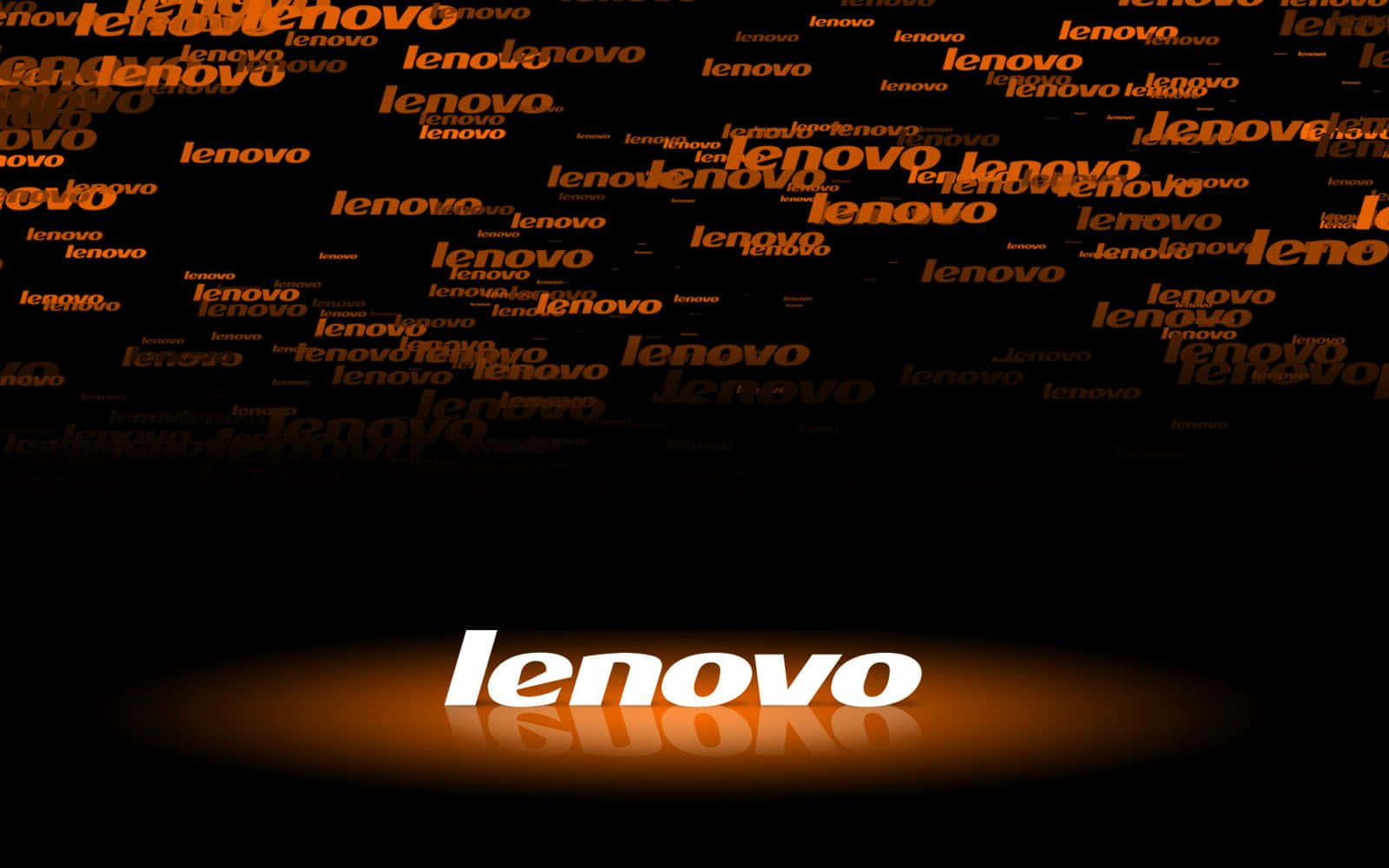 Lenovo 桌布 壁紙 — 一個發光的 Lenovo 標誌居中在黑色背景上，帶有重複的橙色 Lenovo 文字逐漸消失在黑暗中。