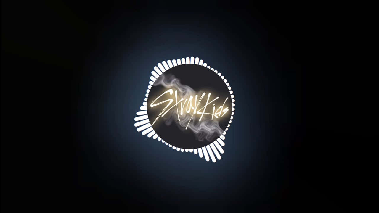  壁紙 — 一個發光的Stray Kids霓虹標誌，帶有煙霧效果和發光的圓形框架，背景為深色。