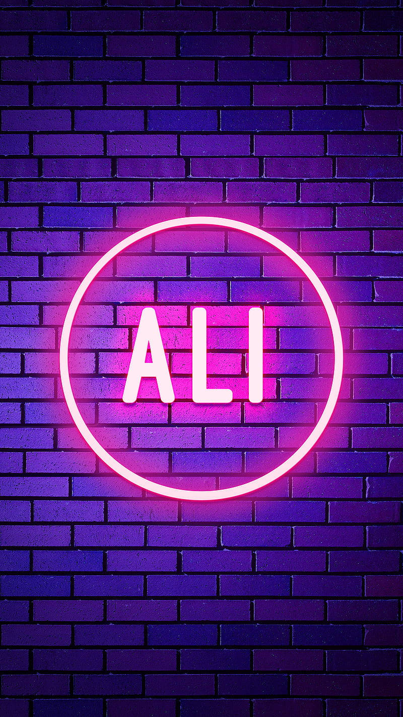 粉紅色霓虹燈牌，在紫色磚牆上有一個圓圈內的ALI。