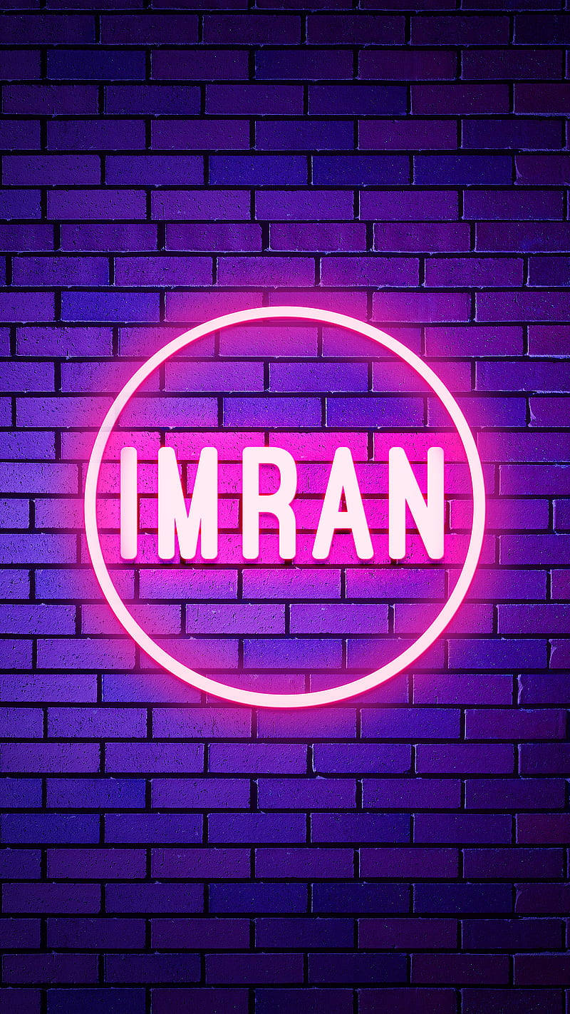 粉紅色霓虹燈牌，在紫色磚牆上顯示名字IMRAN。