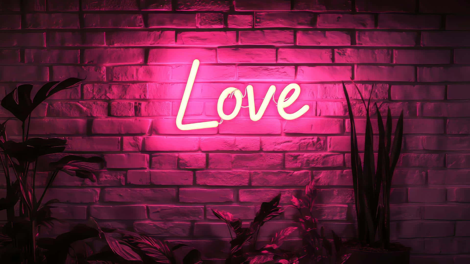  壁紙 — 一個發光的粉紅色霓虹燈牌，拼出「Love」，照亮了一面磚牆，周圍環繞著深色葉植物，營造出陰鬱的室內氛圍。