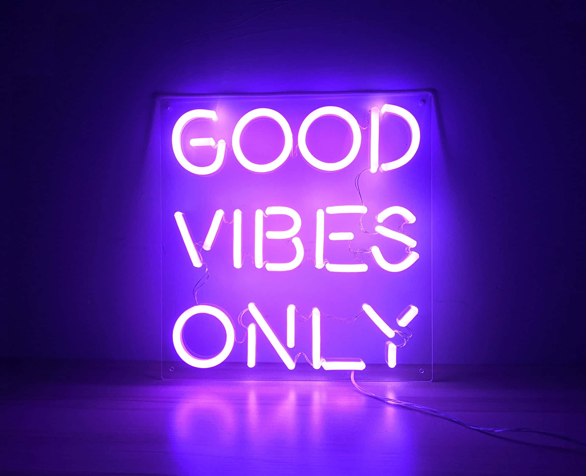 一個紫色霓虹燈牌，上面有「GOOD VIBES ONLY」字樣，明亮地發光。