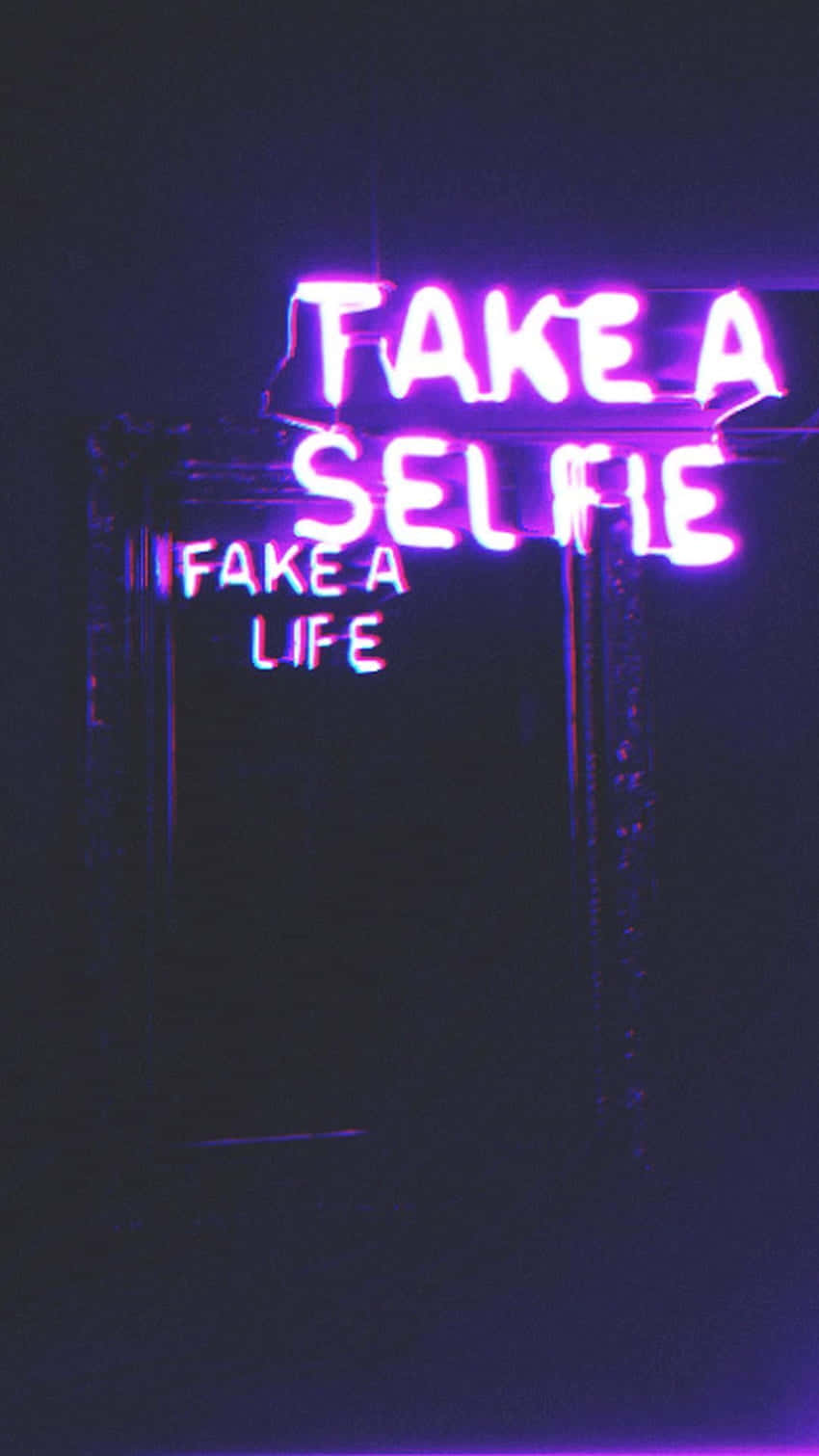 壁紙 — 一個發光的紫色霓虹燈牌在黑暗背景上顯示「TAKE A SELFIE」和「FAKE A LIFE」。