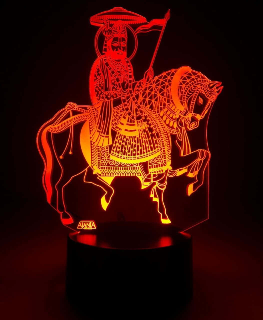  壁紙 — 一盞發光的紅色3D燈描繪了一個細節豐富、裝飾華麗的騎馬戰士，帶有複雜的圖案和光環，背景為深色。