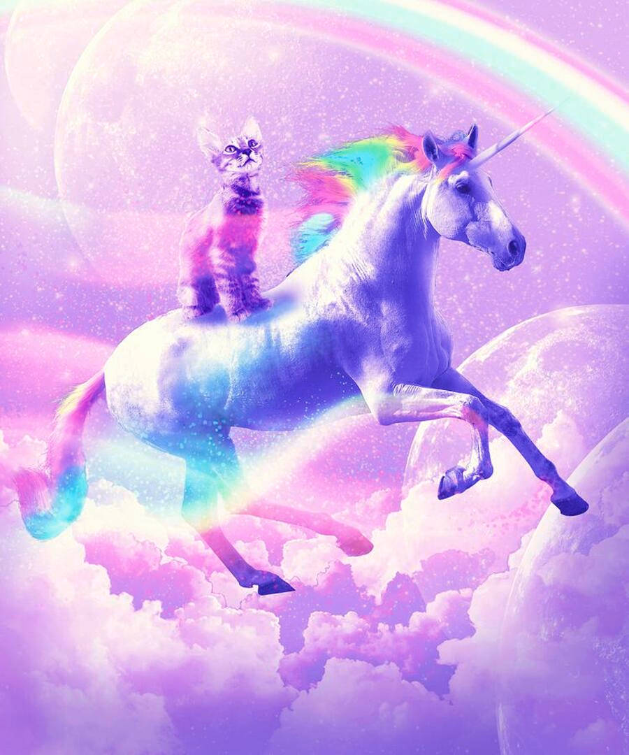 一隻貓騎著彩虹獨角獸穿過夢幻的紫色天空，有雲和月亮。