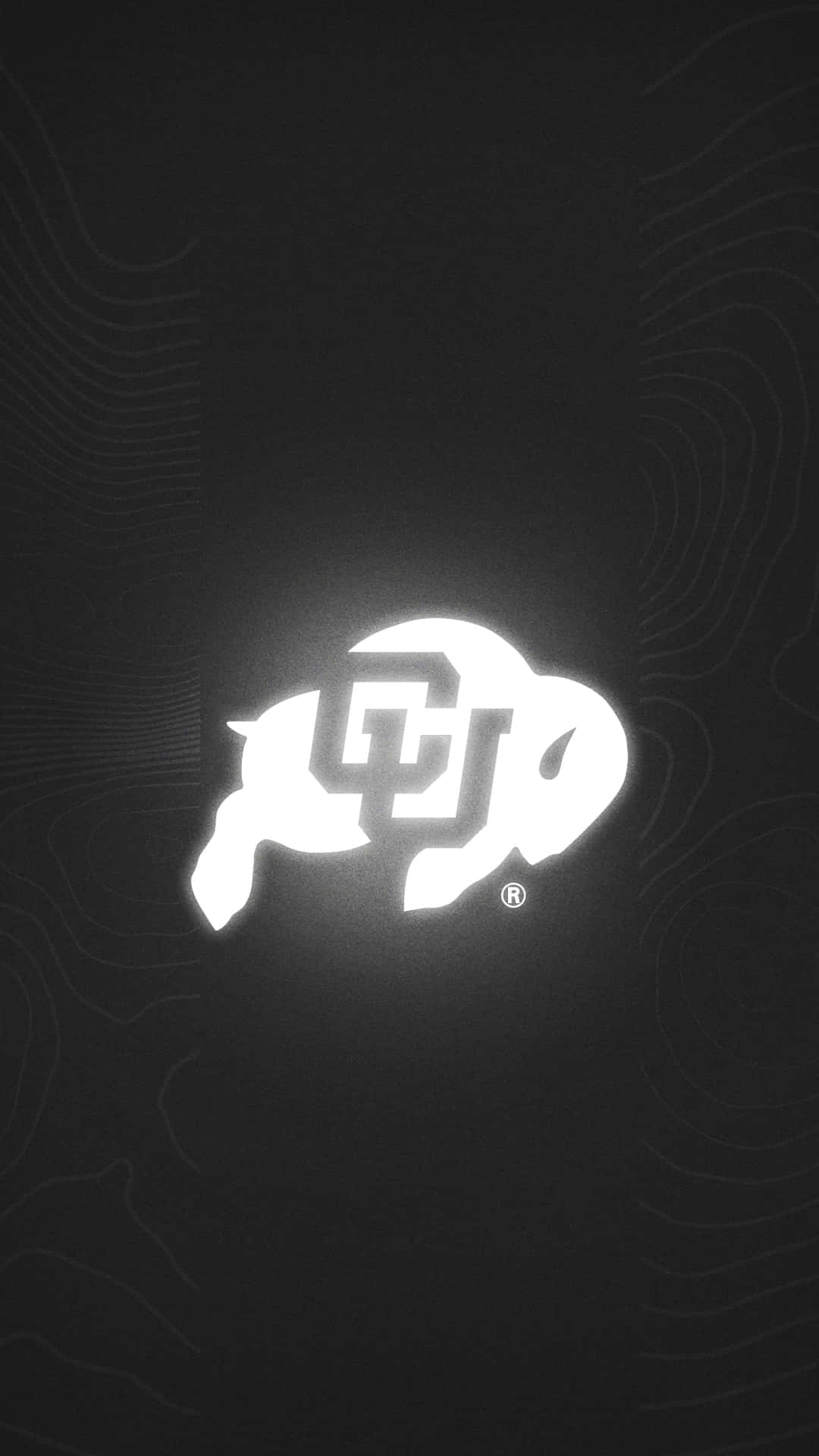  壁紙 — 一個發光的白色水牛標誌，中央帶有「CU」標誌，置於帶有微妙地形線的深色背景上。