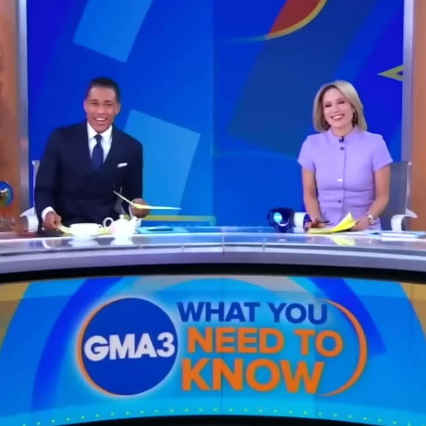 兩位新聞主播在電視台主播台前微笑，帶有 GMA3 品牌標誌。