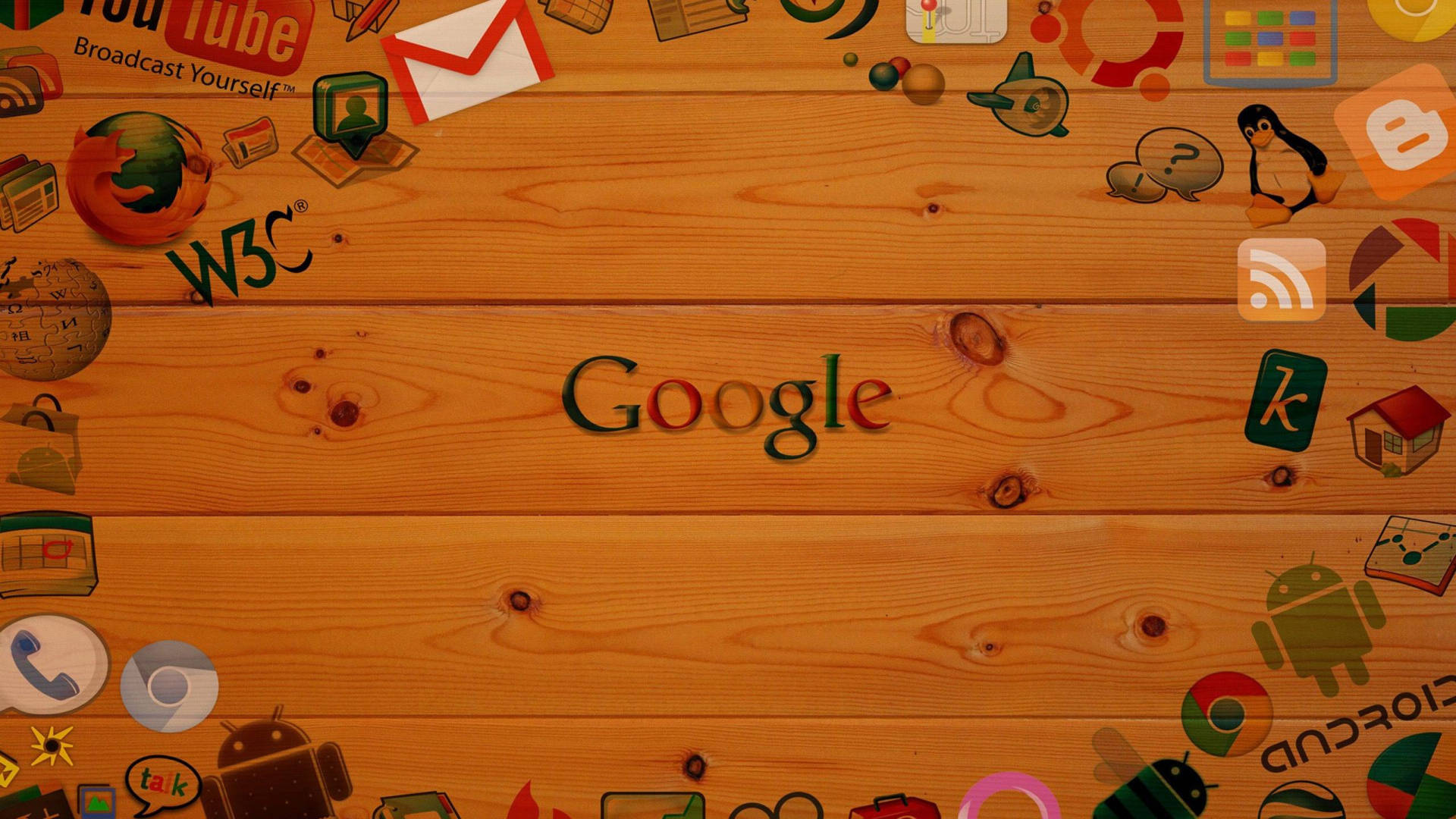 Gmail 圖標拼貼 壁紙 — Google 標誌居中在溫暖的木板上，周圍環繞著色彩繽紛的科技圖標，如 YouTube、Firefox 和 Android。