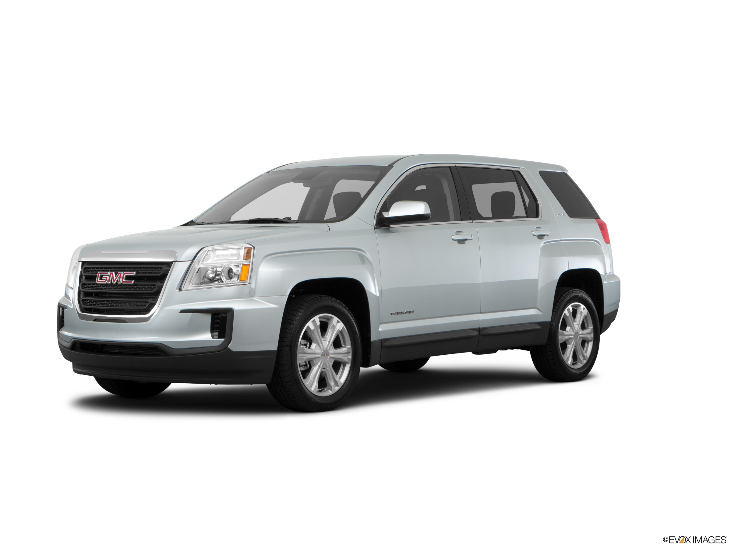 銀色GMC Terrain SUV側視圖 壁紙 — 一輛時尚的銀色 GMC Terrain SUV 在攝影棚燈光下，以純白色背景展示。