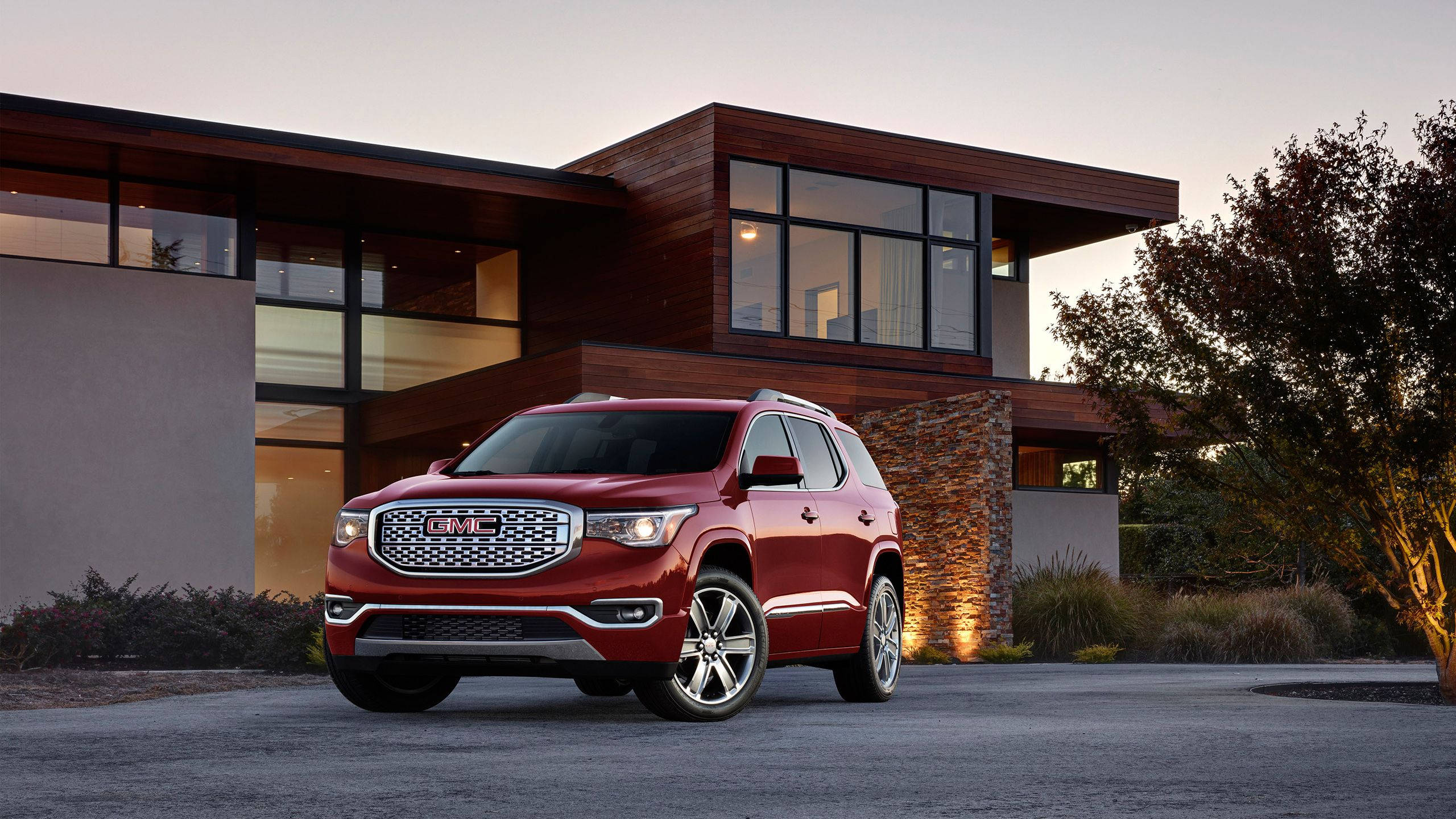 GMC汽車停於屋外 壁紙 — 一輛亮紅色GMC Acadia SUV停在一間現代木屋前，黃昏時分屋內透出溫暖燈光。