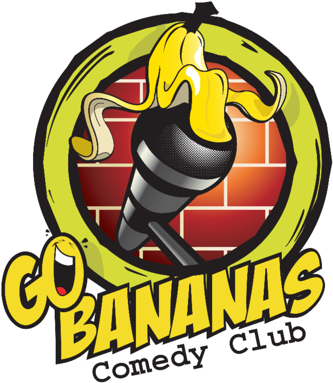 Go Bananas 喜劇俱樂部標誌 壁紙 — 一個卡通香蕉戲劇性地圍繞著麥克風剝皮，背景是紅磚牆，上面有『GO BANANAS Comedy Club』文字。