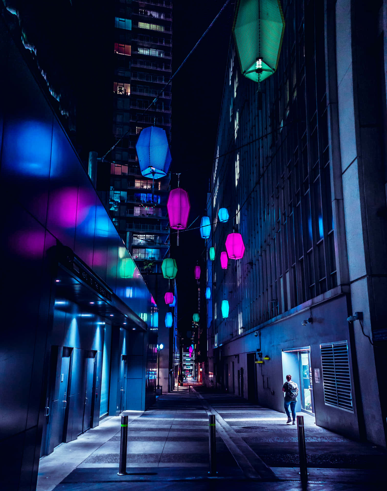 夜晚喺一條發光嘅霓虹燈城市小巷入面，有人行過，掛住燈籠。