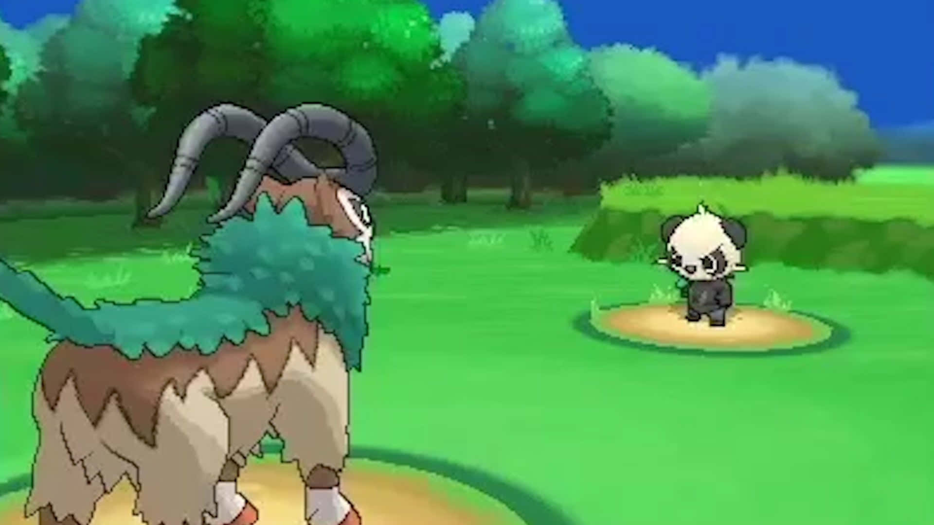 Gogoat與Pancham 壁紙 — 兩隻寶可夢在晴朗藍天下嘅翠綠田野中對峙，背景有茂密樹木。