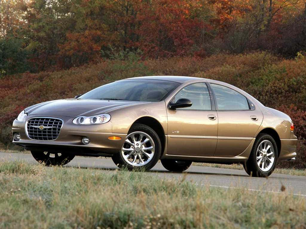 Chrysler Lhs 桌布 壁紙 — 一輛金色嘅Chrysler LHS房車停喺一條有秋葉背景嘅路上。