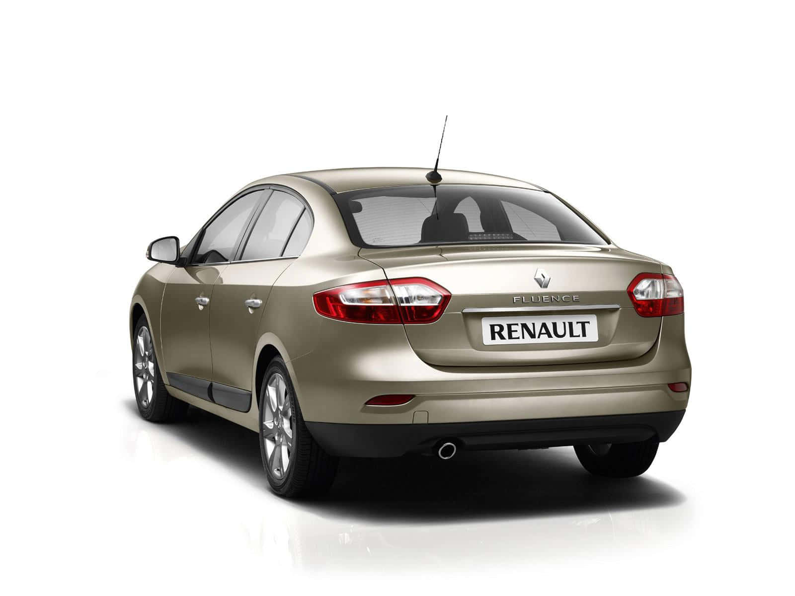 Renault Fluence 桌布 壁紙 — 金色雷諾Fluence房車從後方觀看，背景為潔白工作室背景，帶有柔和陰影。
