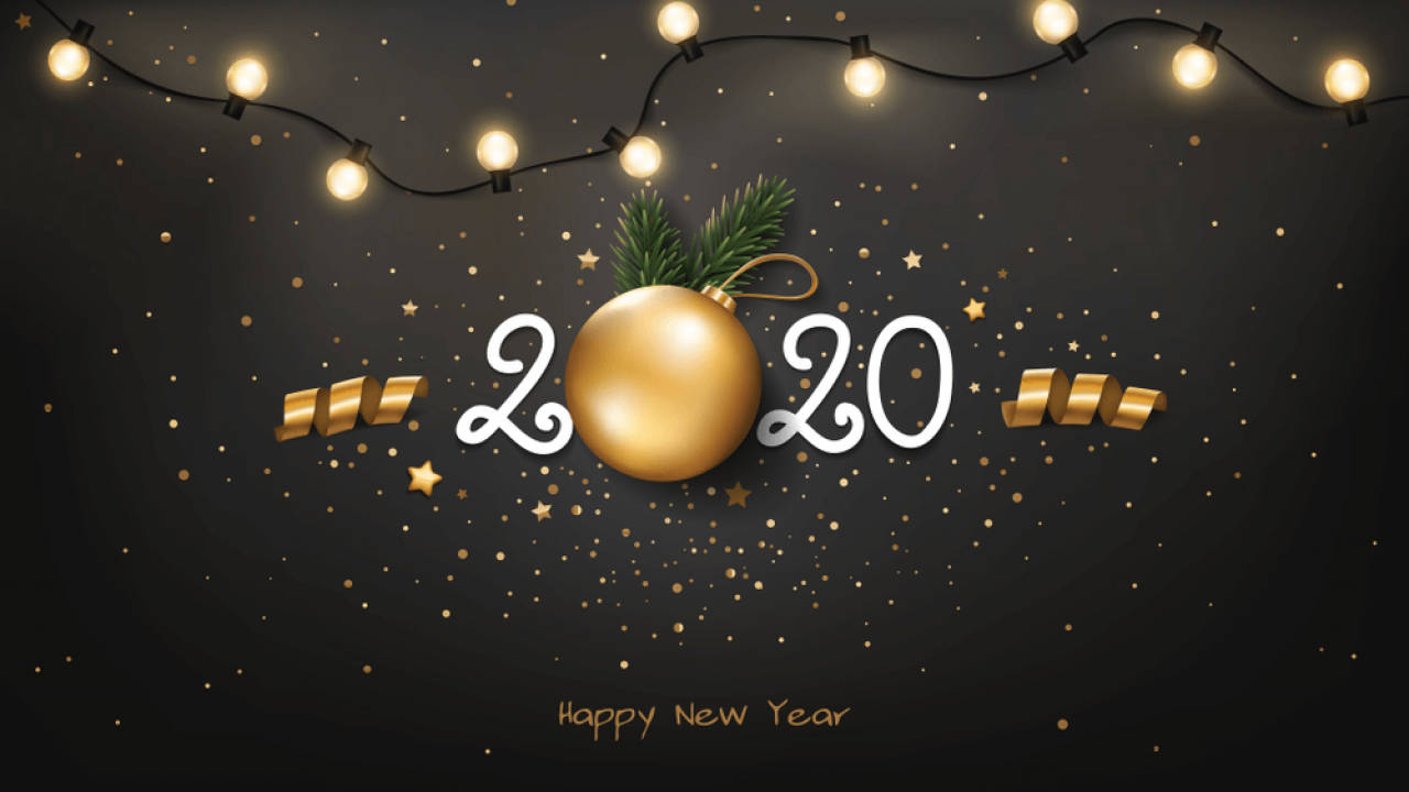 以歡樂迎接 2020 年的開始！ 壁紙 — 金色聖誕裝飾品，附有松枝和燈串，背景為深色，帶有閃爍的金色五彩紙屑和「2020」文字。