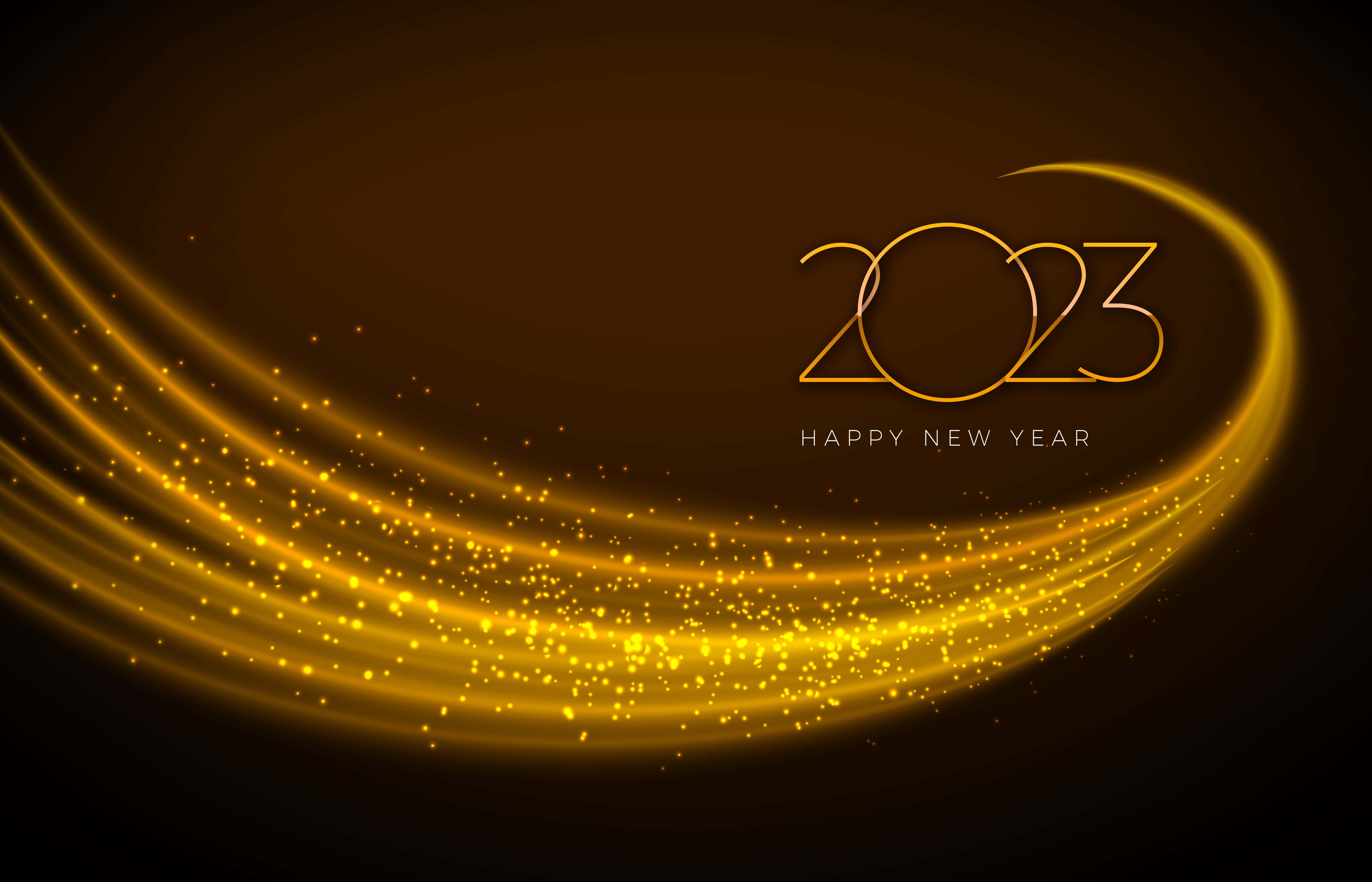 金色光暈新年背景 壁紙 — 金色發光條紋在深棕色背景上圍繞優雅的2023文字旋轉，帶有閃爍粒子。
