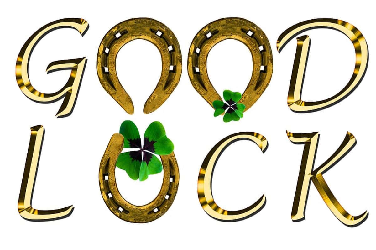  壁紙 — 金色 'GOOD LUCK' 字母，以馬蹄鐵和三葉草取代 O 和 U，白色背景。