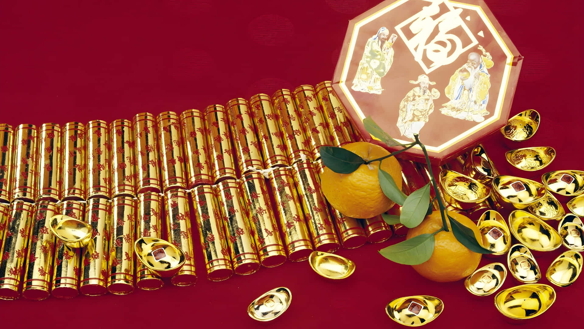  壁紙 — 金條和帶有吉祥符號的紅包放在橙子旁邊，背景是濃郁的深紅色。