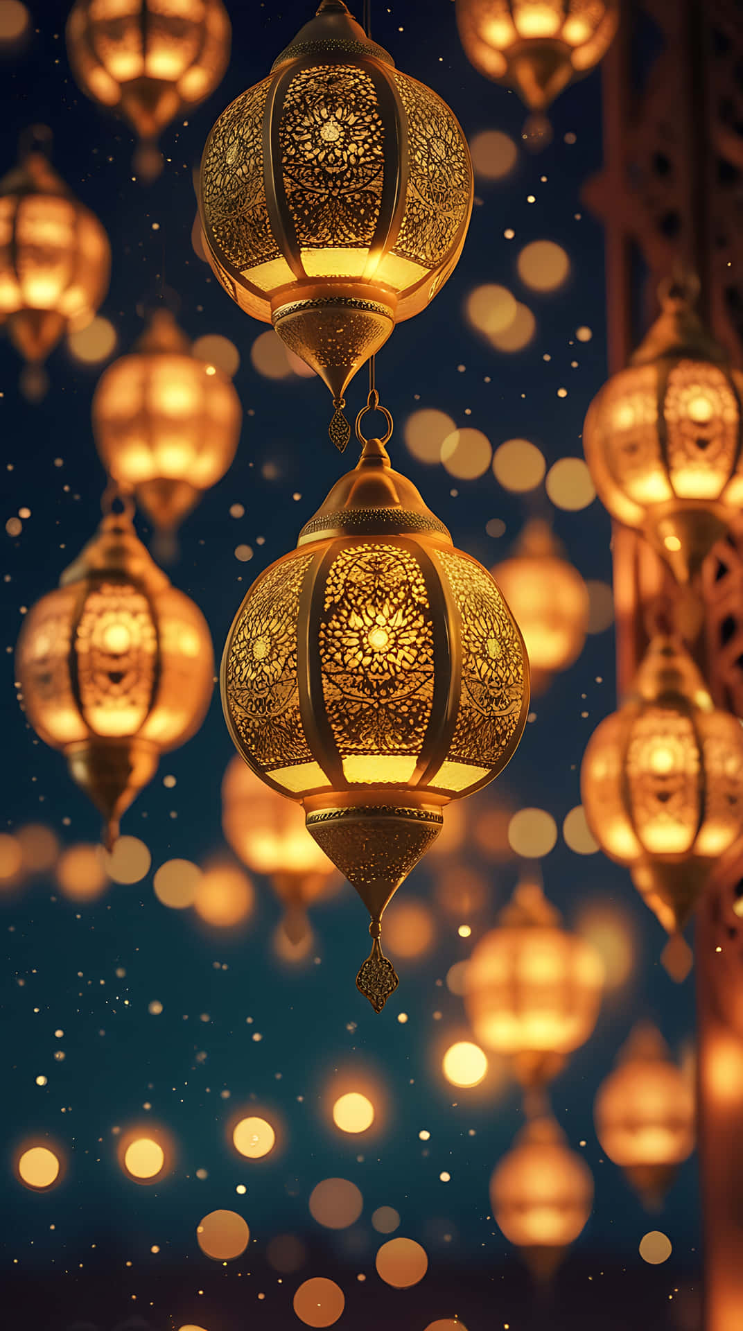 金色華麗燈籠在深藍色夜空下溫暖地發光，帶有散景燈光。