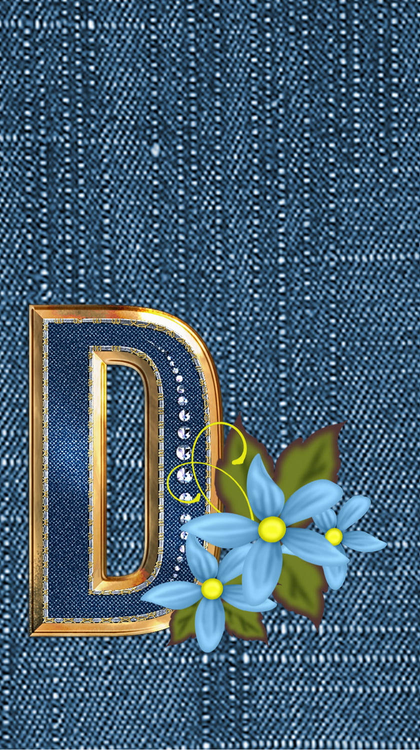 金色字母D，帶藍色花朵，牛仔布背景。