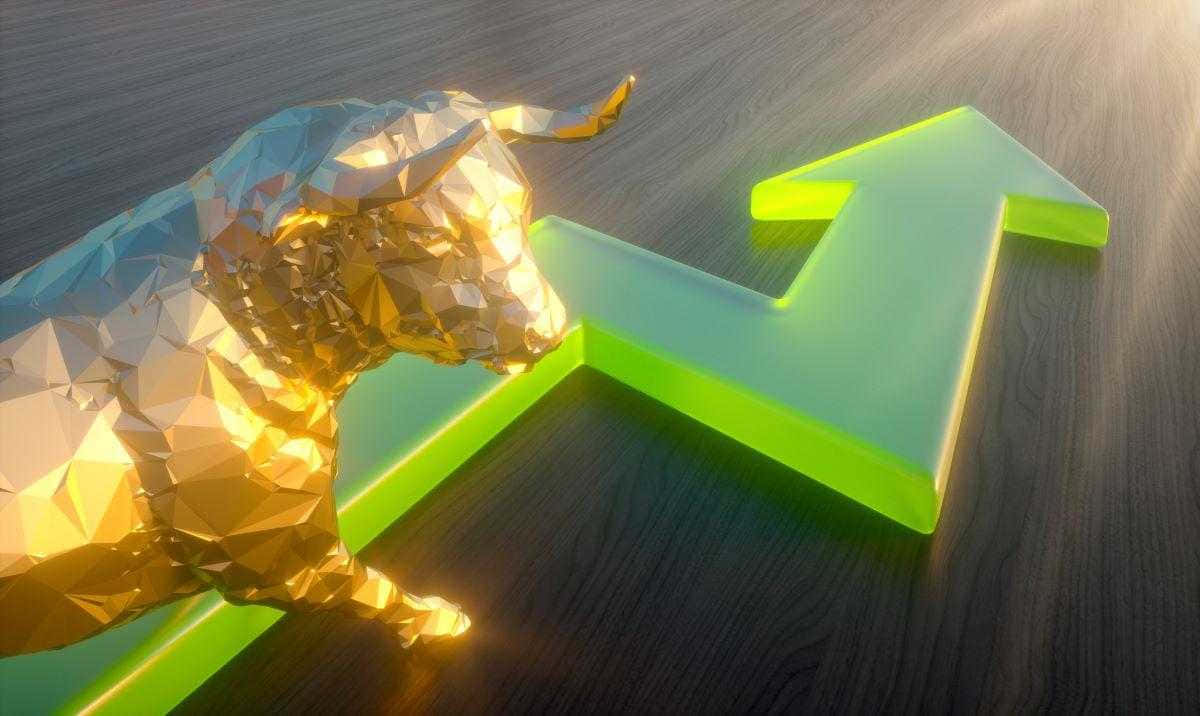 壁紙 — 一個金色低多邊形公牛雕像強而有力地站在木質表面上，旁邊有一個發光的綠色向上箭頭。