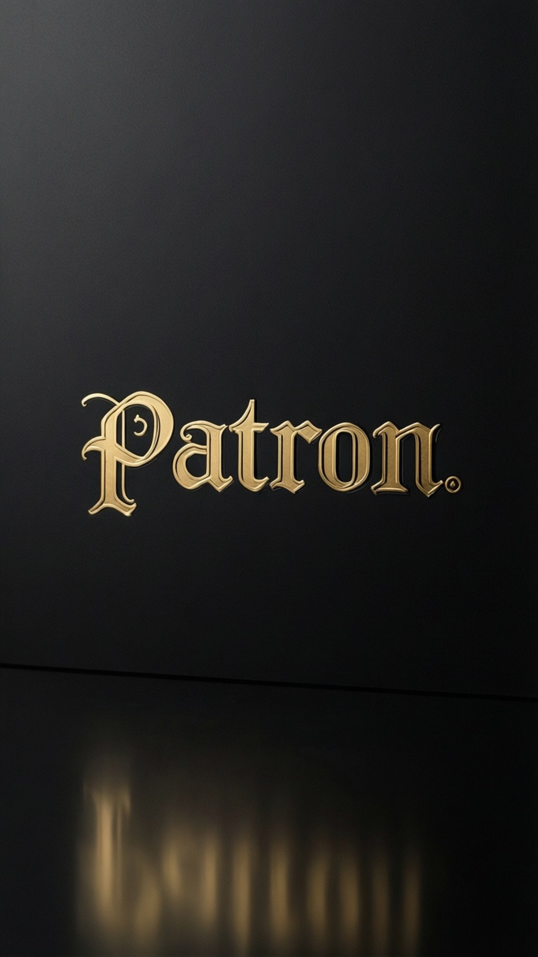 桌布 壁紙 — 金色 Patron 標誌在啞光黑色背景上優雅閃耀，下方帶有柔和倒影。