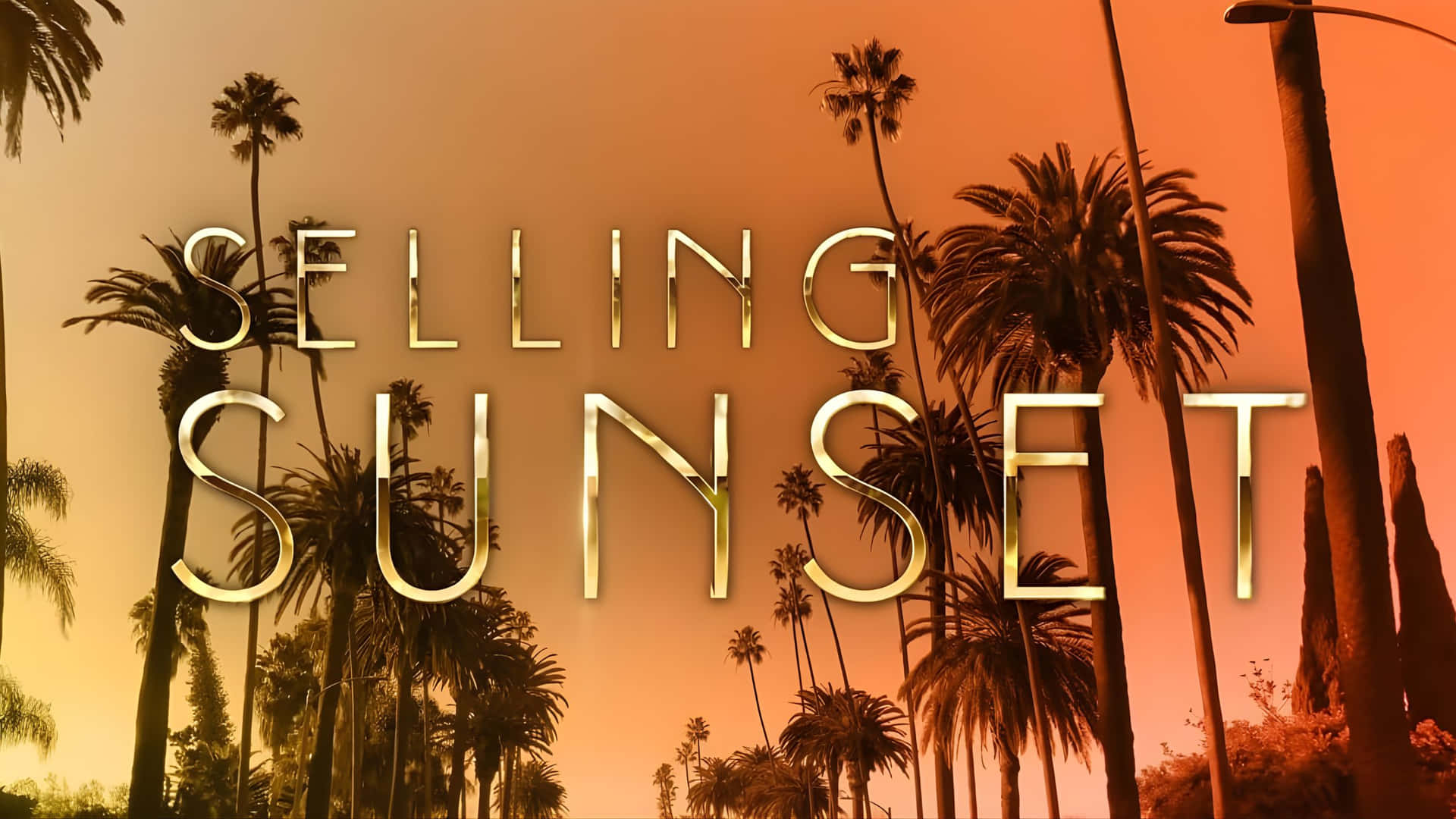  壁紙 — 金色日落文字「SELLING SUNSET」在溫暖橙色天空的襯托下，在棕櫚樹剪影上方閃耀。