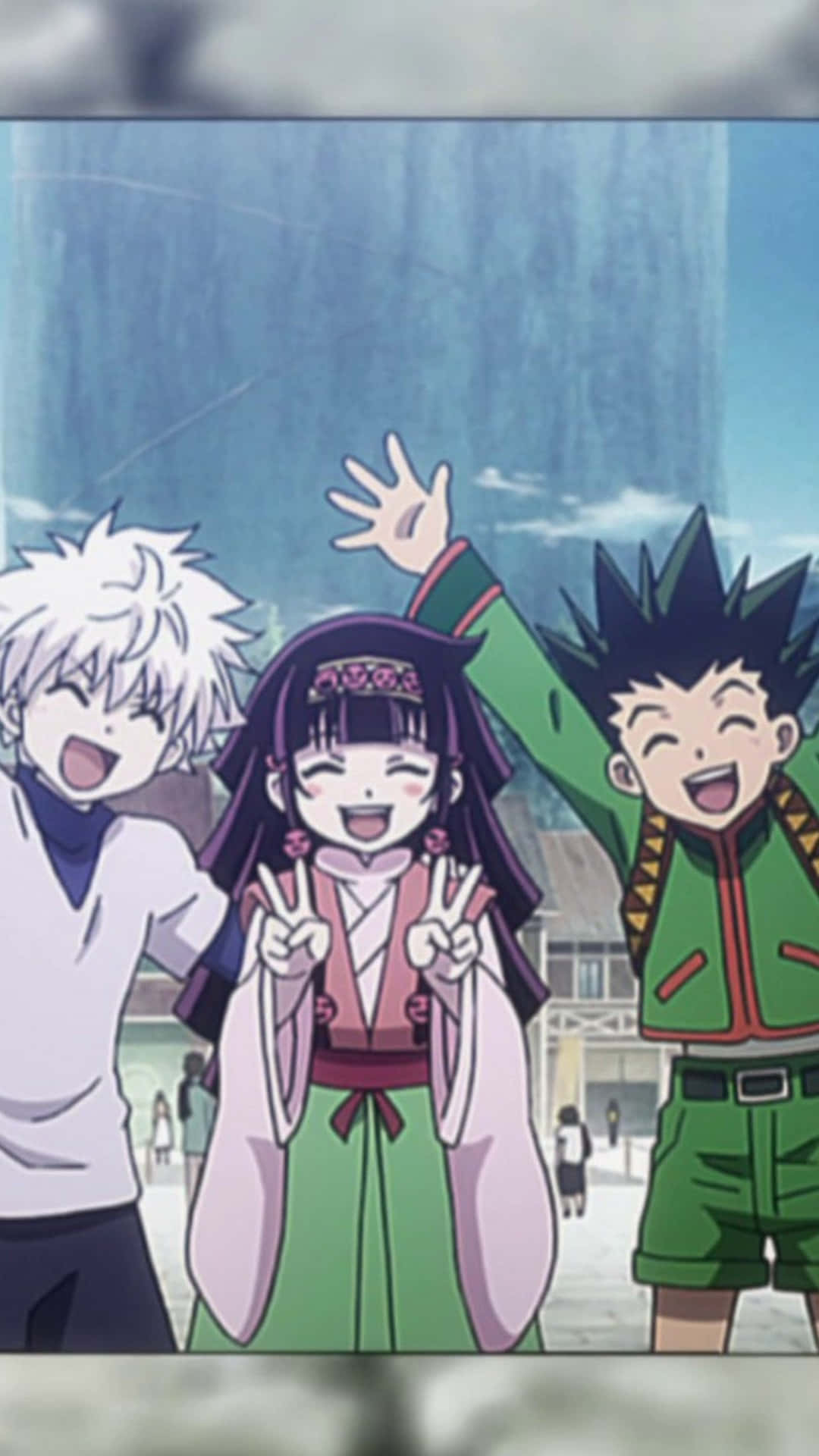 Gon 和 Killua 的冒險啟程 壁紙 — 三個開心的動畫角色在一個充滿活力的戶外場景中，在一個大瀑布下歡笑並愉快地擺姿勢。